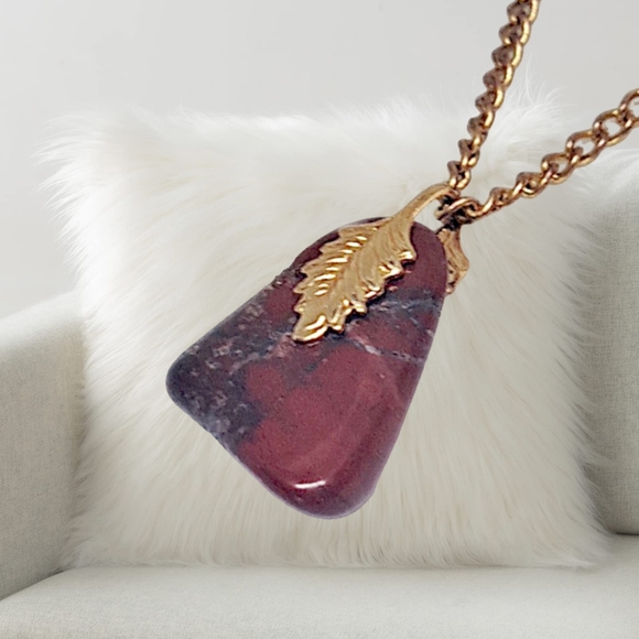 .👣4/$20. Natural Burgundy Stone Pendant with Gold Tone Necklace - Picture 4 of 7